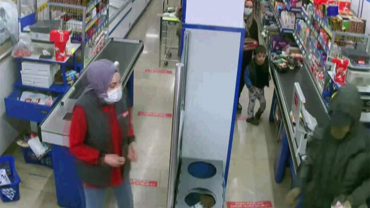 BİM'de dehşet anları: Kasiyeri tehdit edip kasadaki 525 lirayı gasp etti