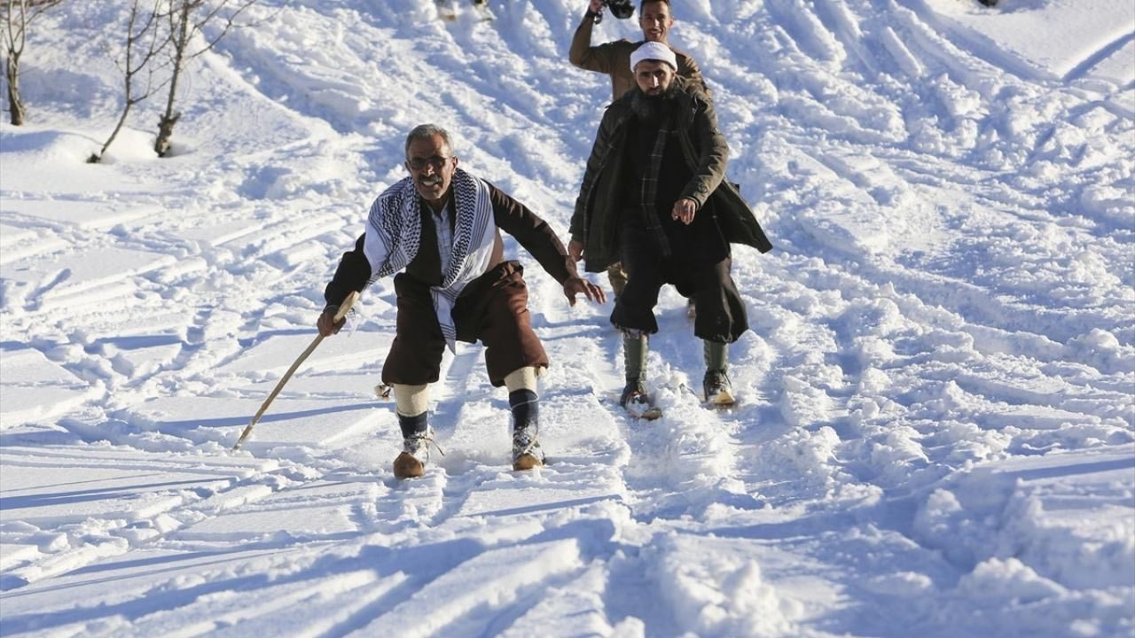 Hakkari'de köylülerin karda ''kayak'' keyfi kamerada