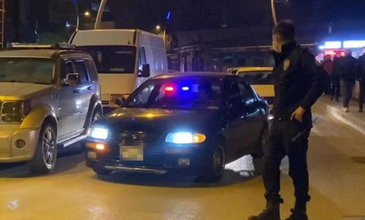 Çakarlı araçla gezerken, polise yakalanan, ehliyetsiz gence anne dayağı! - Resim: 2