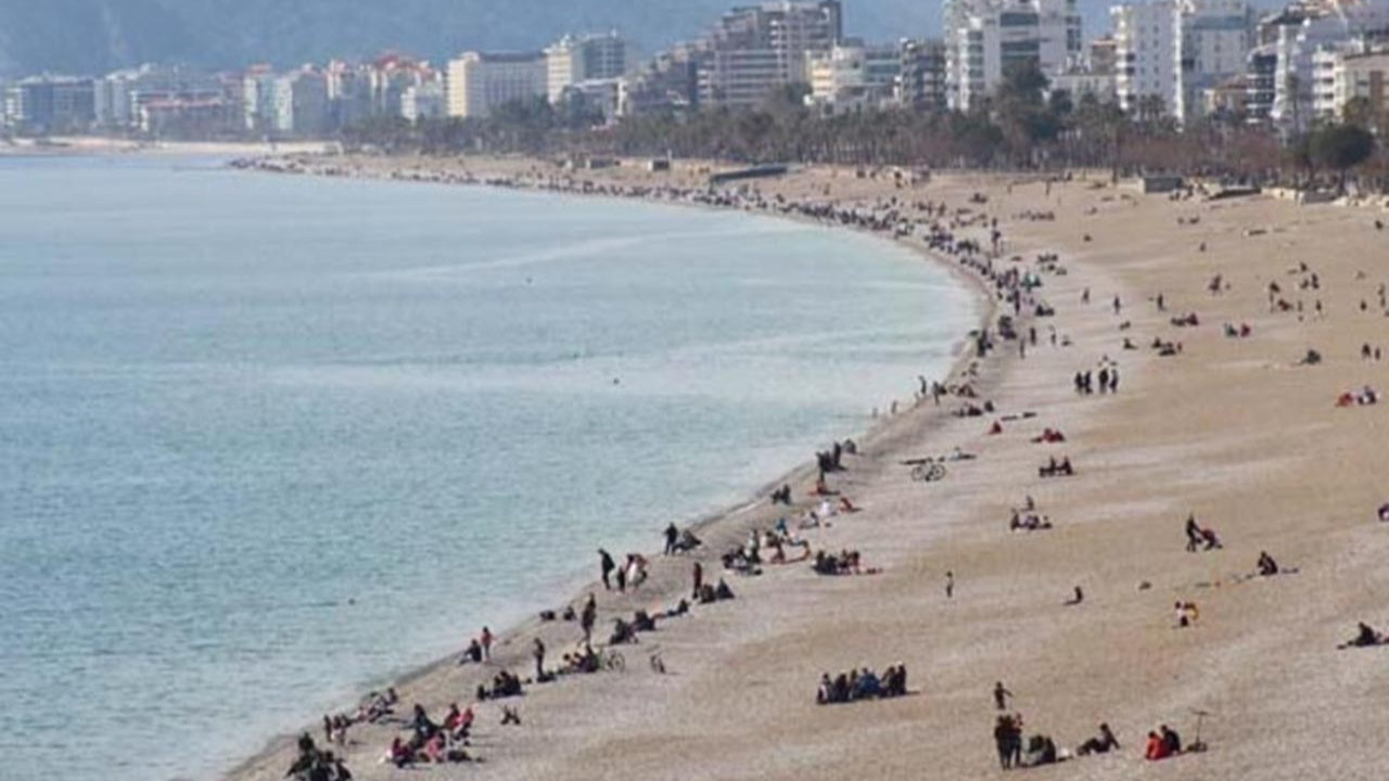 Antalyalılar Şubat'ı Ağustos sandı! Güneşi gören soluğu sahilde aldı