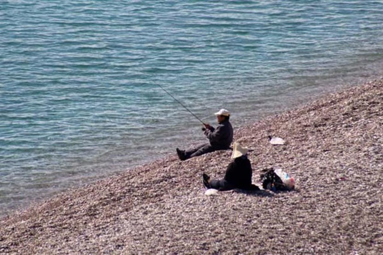 Antalyalılar Şubat'ı Ağustos sandı! Güneşi gören soluğu sahilde aldı - Resim: 1