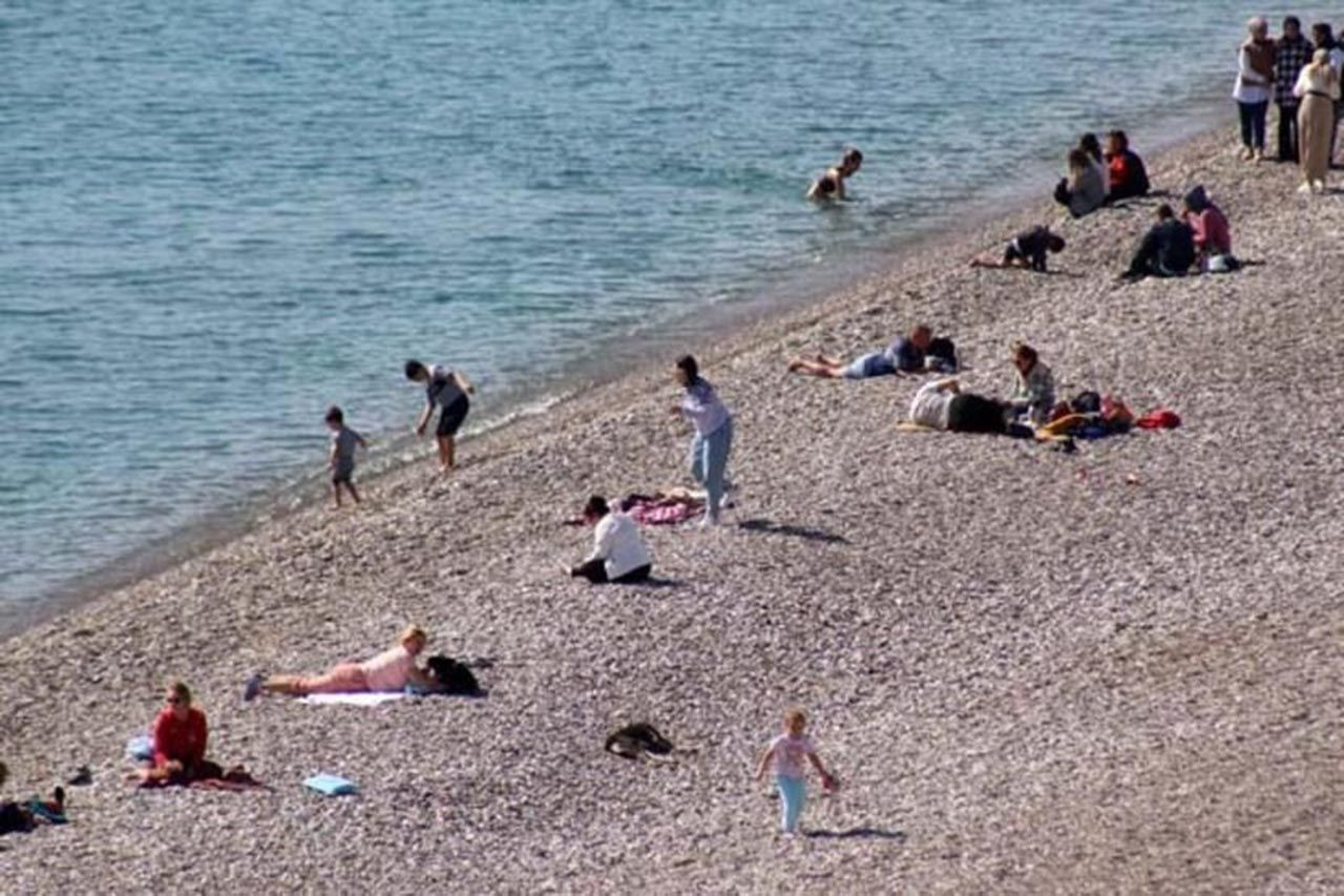 Antalyalılar Şubat'ı Ağustos sandı! Güneşi gören soluğu sahilde aldı - Resim: 2
