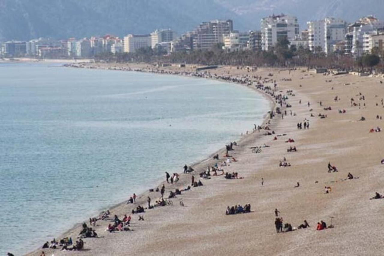 Antalyalılar Şubat'ı Ağustos sandı! Güneşi gören soluğu sahilde aldı - Resim: 3