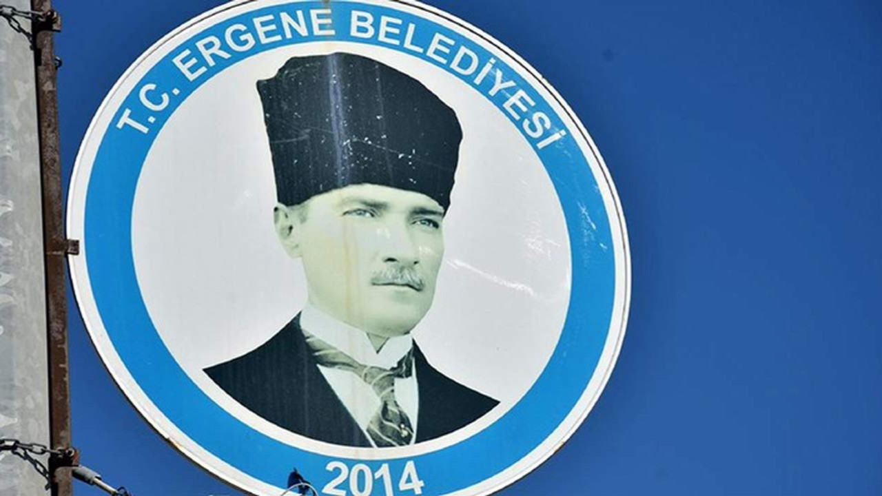Atatürk tabelalarını parçaladı, elini kolunu sallaya sallaya aramıza döndü