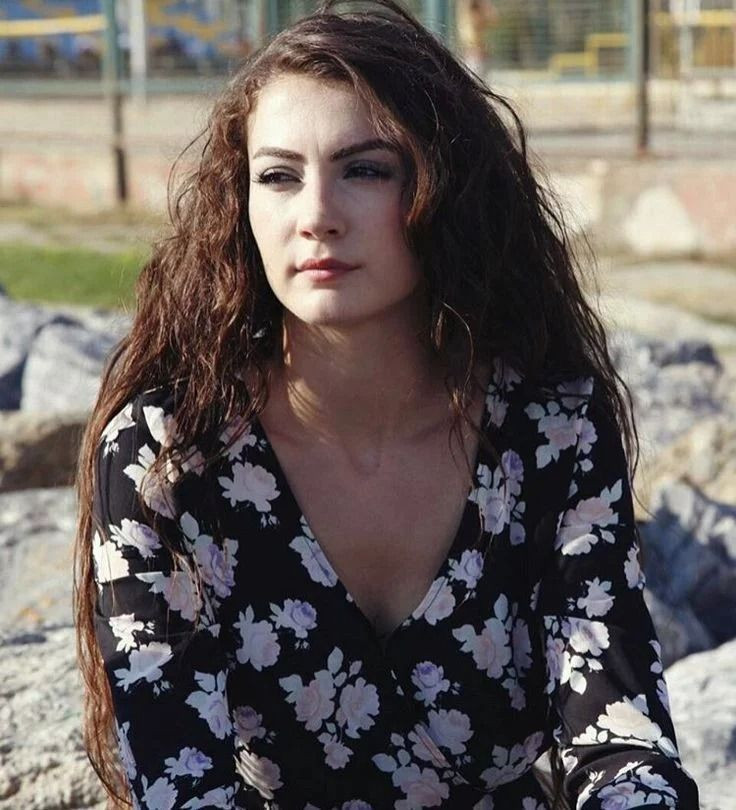 Aşk Mantık İntikam'ın Esra'sı Burcu Özberk'ten dekolteli poz - Resim: 2