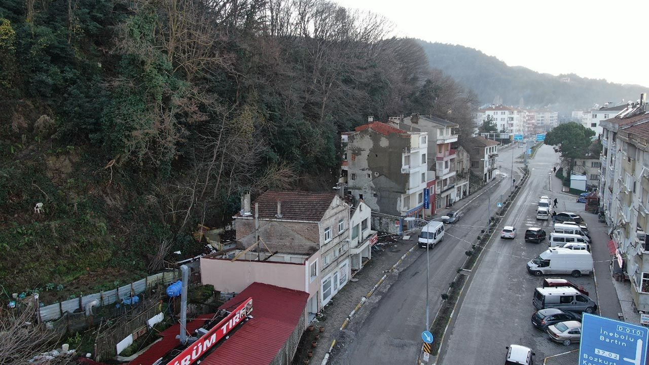 Sel sonrası heyelan alarmı: 13 iş yeri ve 13 konut tahliye edildi - Resim: 1
