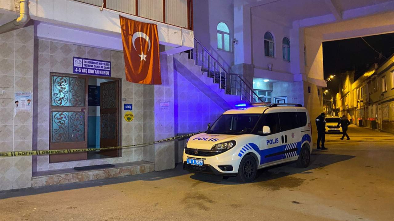 Hırsızlık için girdi, imamı bıçakladı