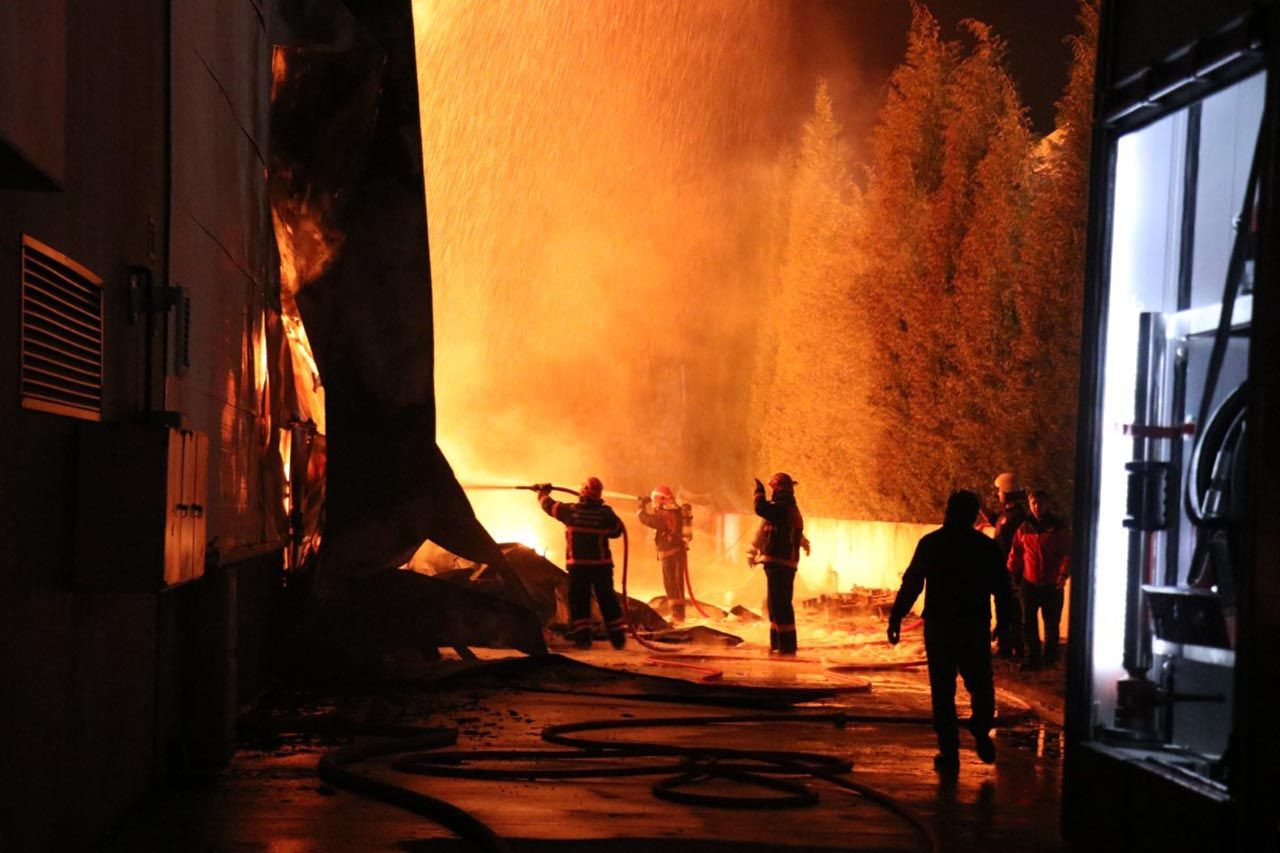 Alevler gökyüzüne yükseldi! Gece yarısı korkutan yangın - Resim: 4
