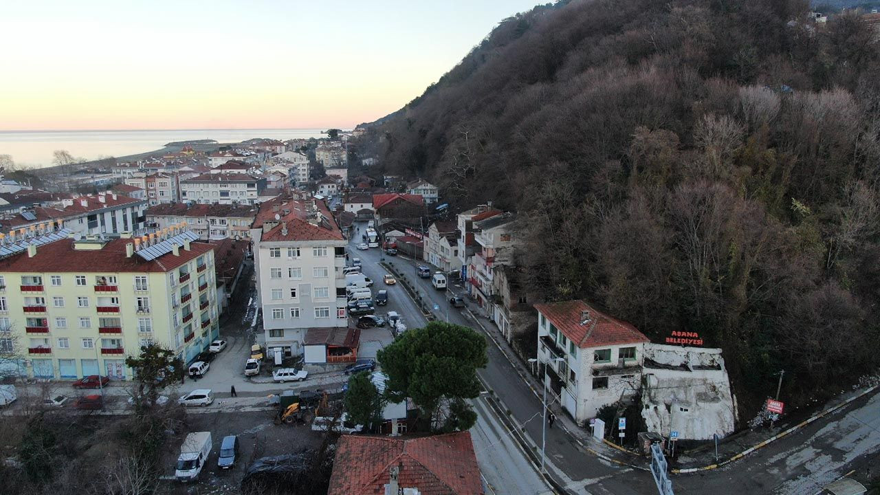 Sel sonrası heyelan alarmı: 13 iş yeri ve 13 konut tahliye edildi - Resim: 4