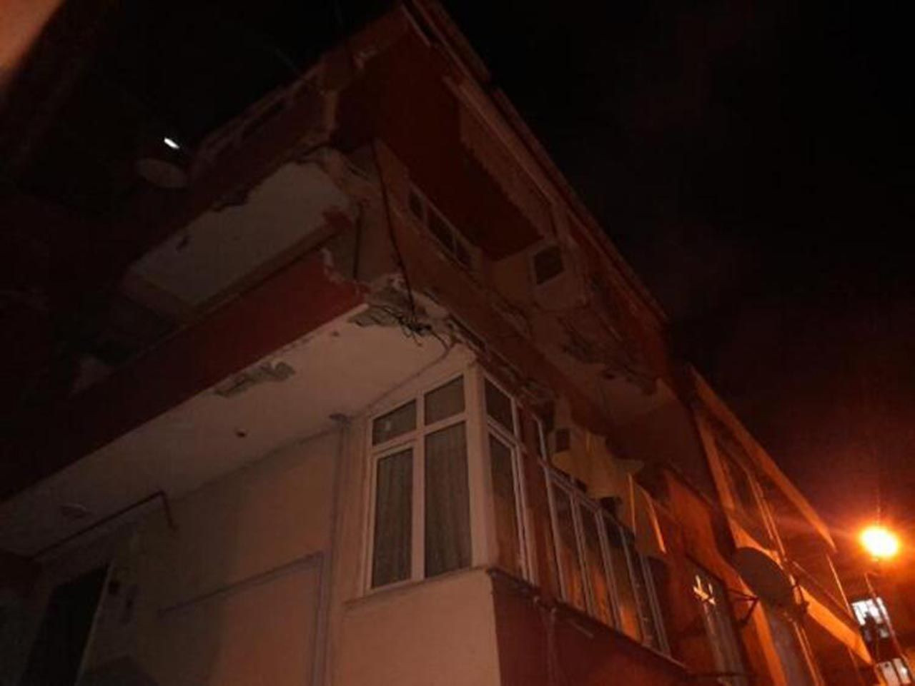 İstanbul'da korku dolu gece! Binanın balkonları çöktü - Resim: 4