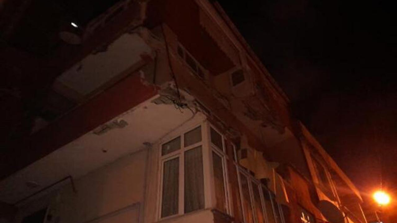 İstanbul'da korku dolu gece! Binanın balkonları çöktü