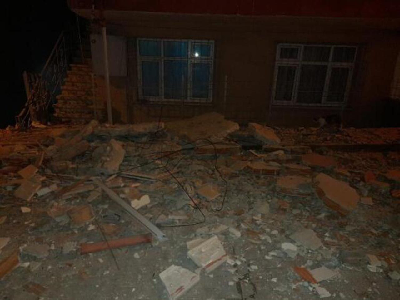 İstanbul'da korku dolu gece! Binanın balkonları çöktü - Resim: 2
