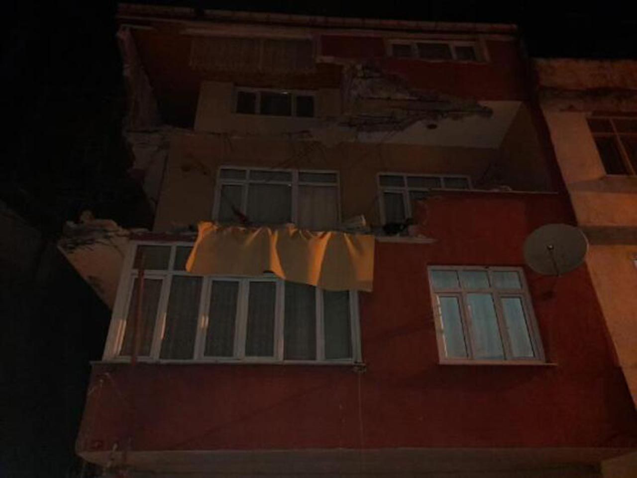 İstanbul'da korku dolu gece! Binanın balkonları çöktü - Resim: 3