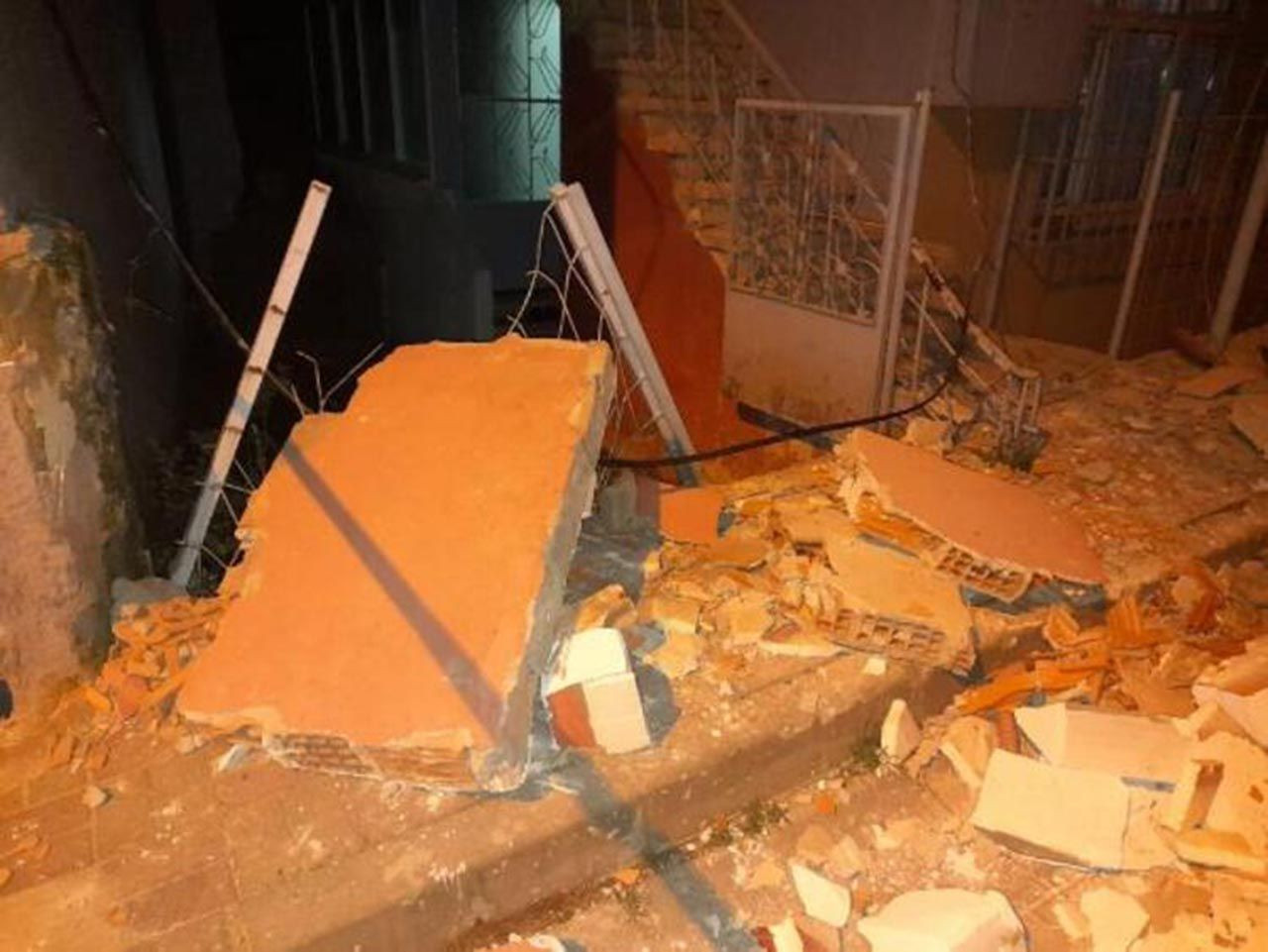İstanbul'da korku dolu gece! Binanın balkonları çöktü - Resim: 1