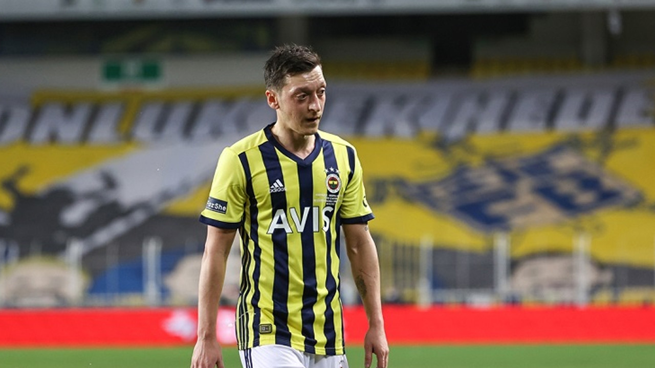 Fenerbahçe'de Mesut Özil sürprizi: Kamp kadrosunda yer almadı