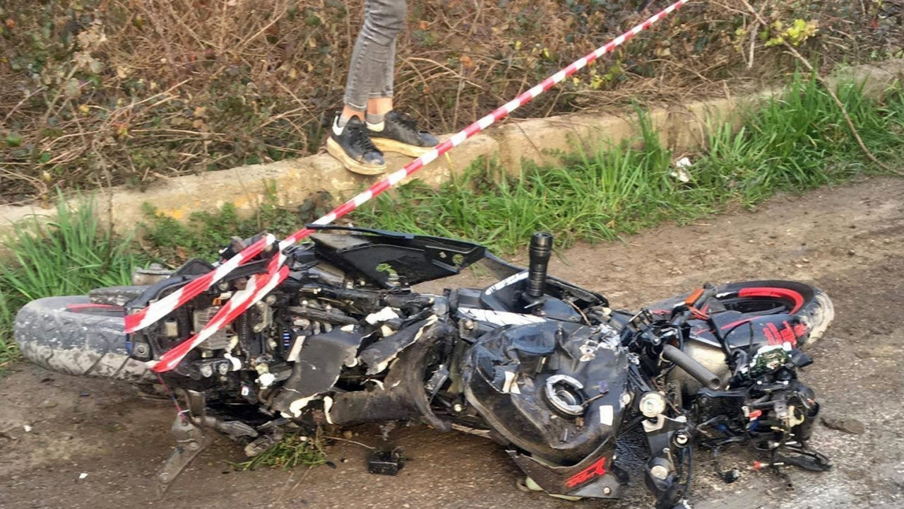 Kamyonetin altına giren motosikletli genç hayatını kaybetti