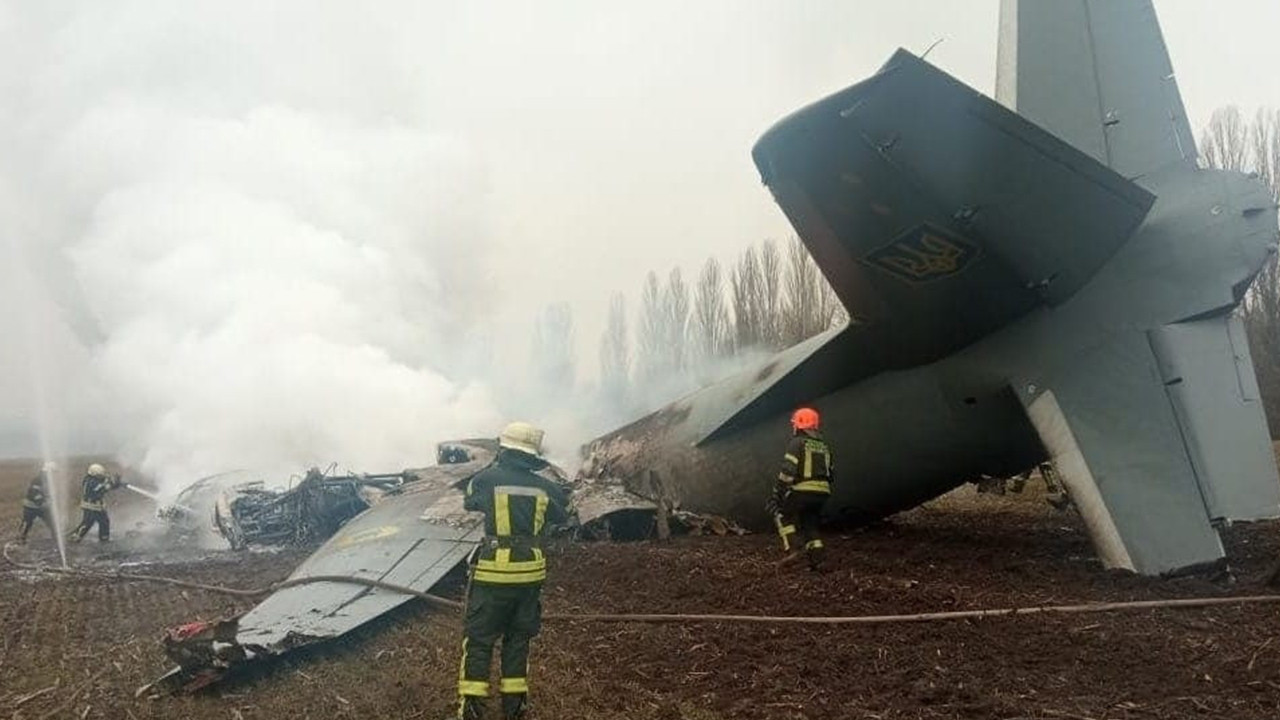 Ukrayna'ya ait askeri uçak düştü: 5 ölü