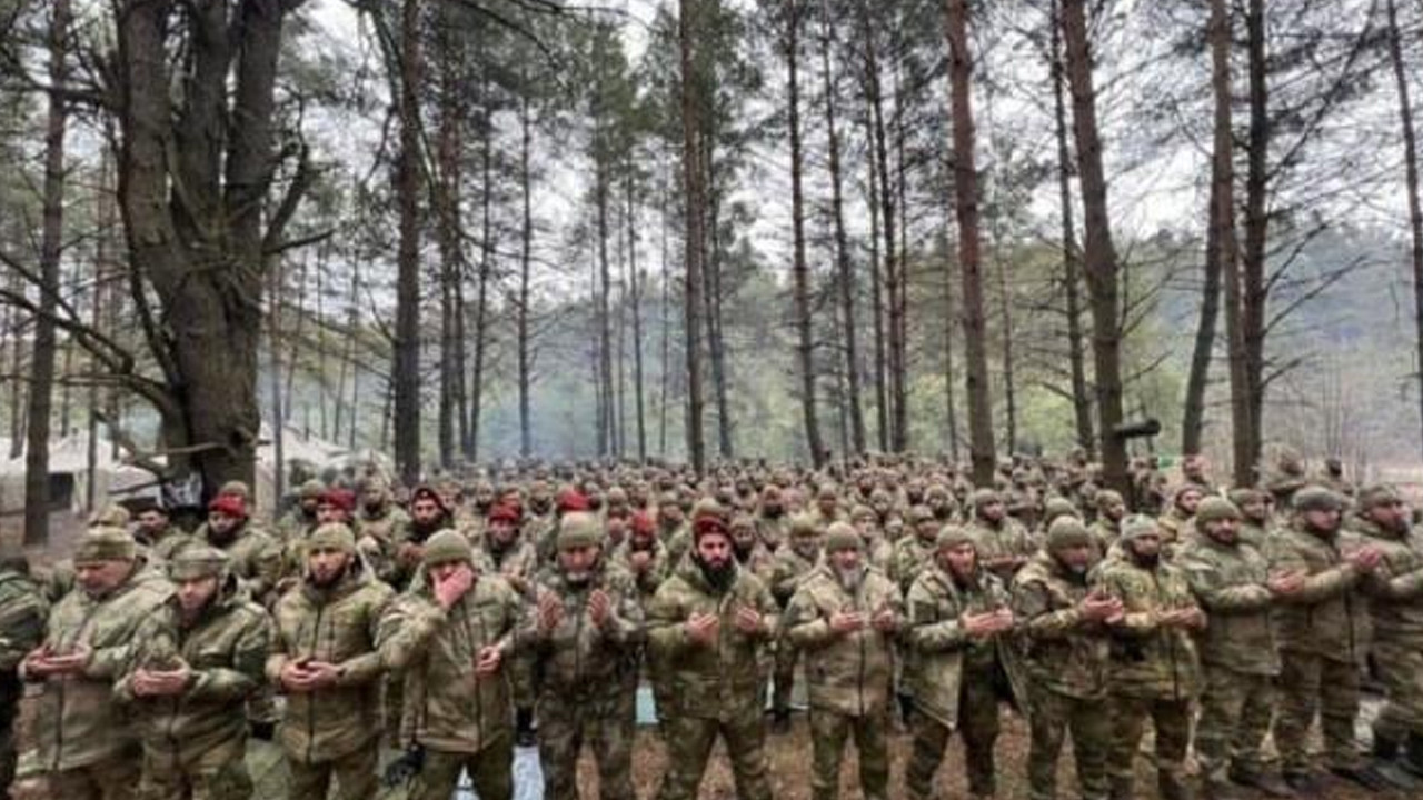 Putin'in emrindeki Çeçenler ''ezan okuyup'' Rus ordusunun yanında işgale gitti