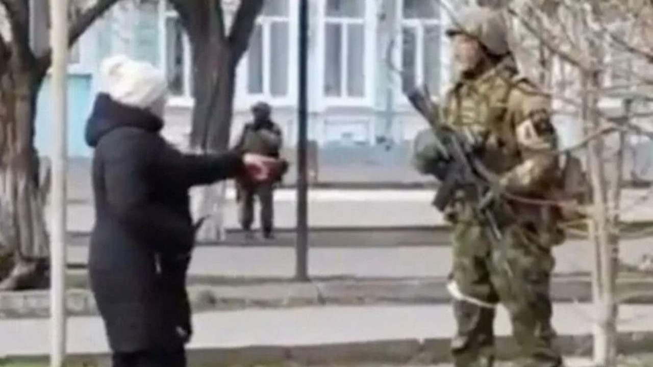 Ukraynalı kadının, işgalci Rus askerine verdiği ders sosyal medyayı salladı