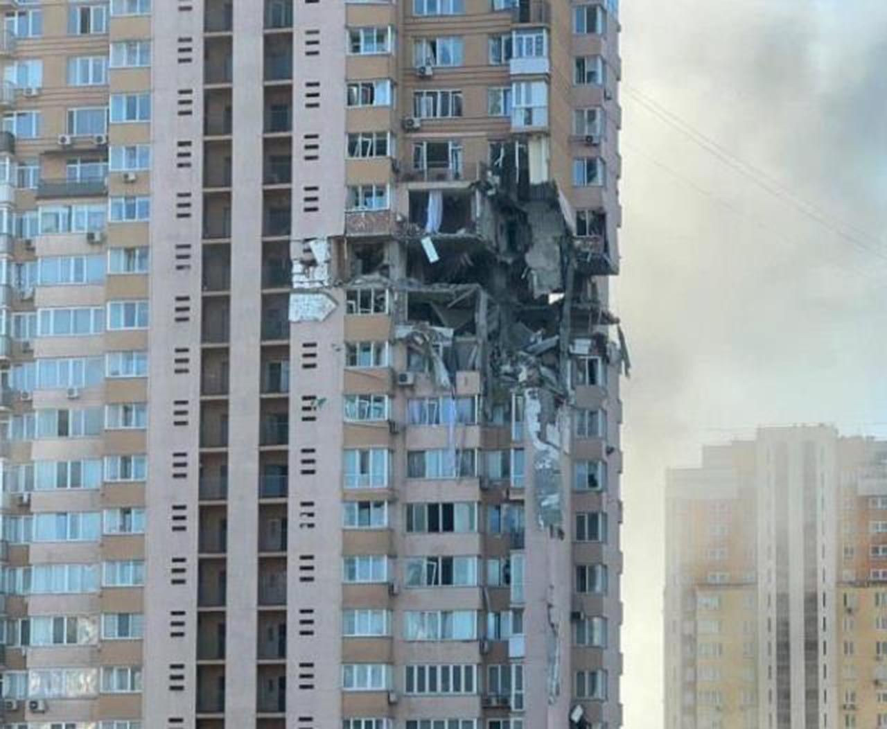 Rus ordusu Kiev'de bir apartmanı bombaladı! O anlar kamerada - Resim: 2