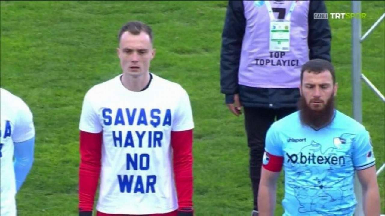 Sahada ''savaşa hayır'' tişörtünü sadece o giymedi