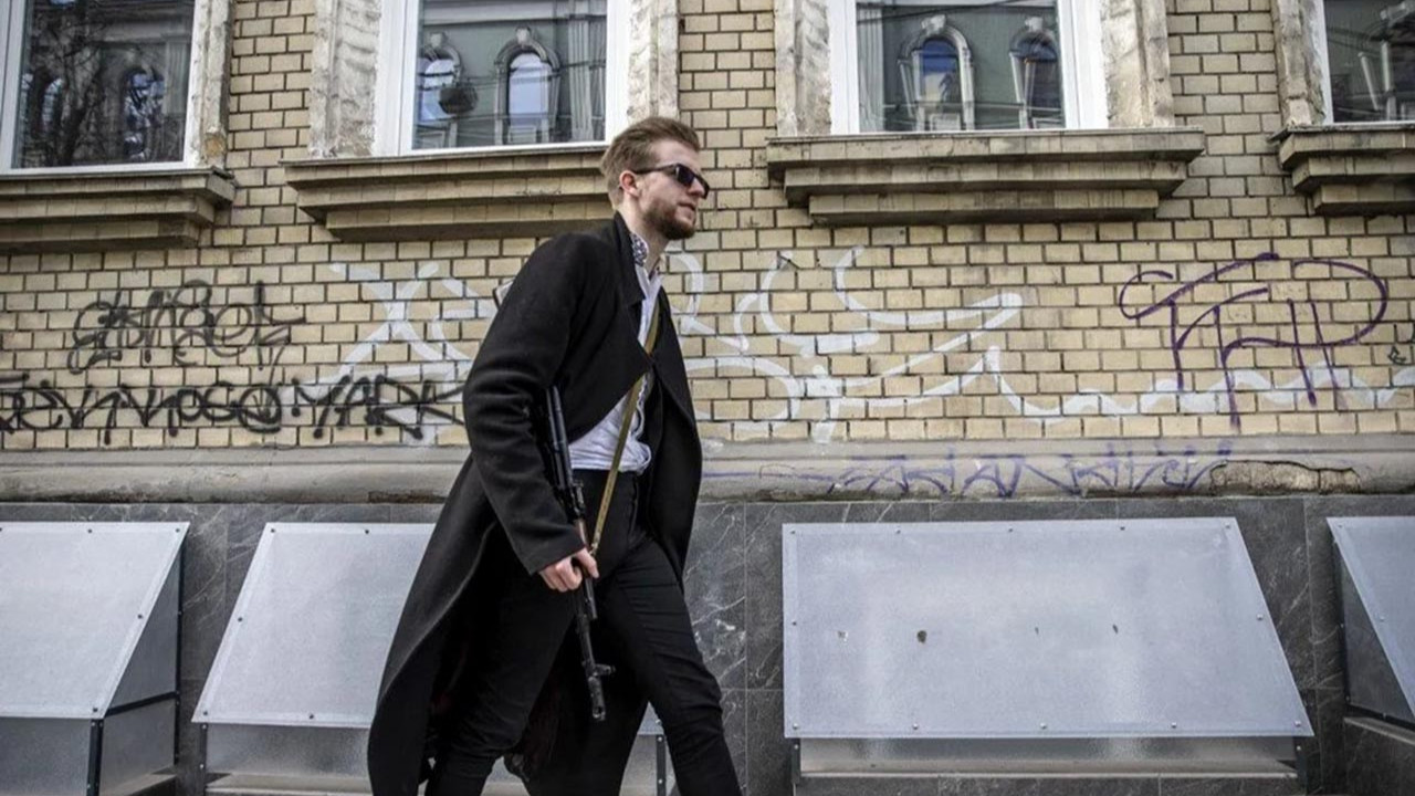 Ukrayna'nın en genç milletvekili silahıyla sokağa indi