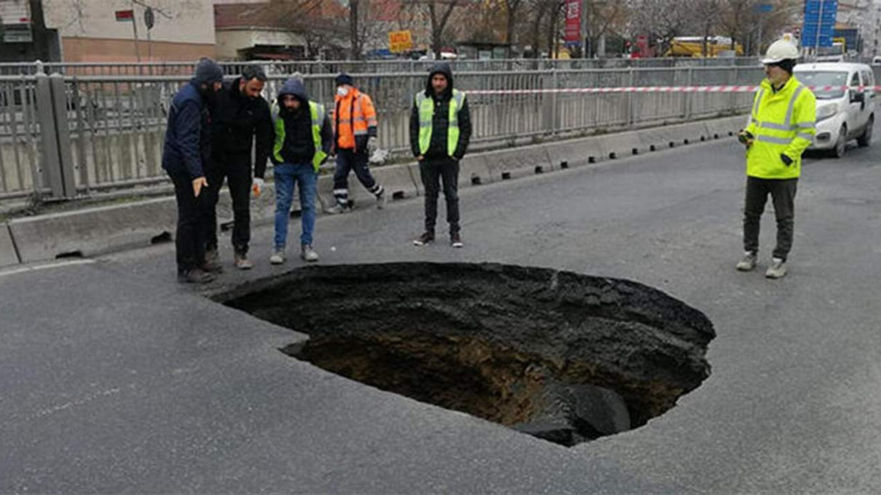 İstanbul'da metro inşaatı yanındaki yolda göçük