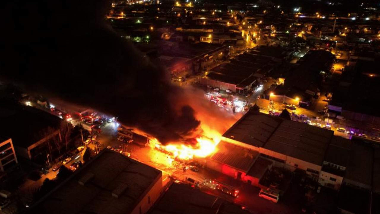 Alevler geceyi aydınlattı! Kocaeli'nde korkutan yangın