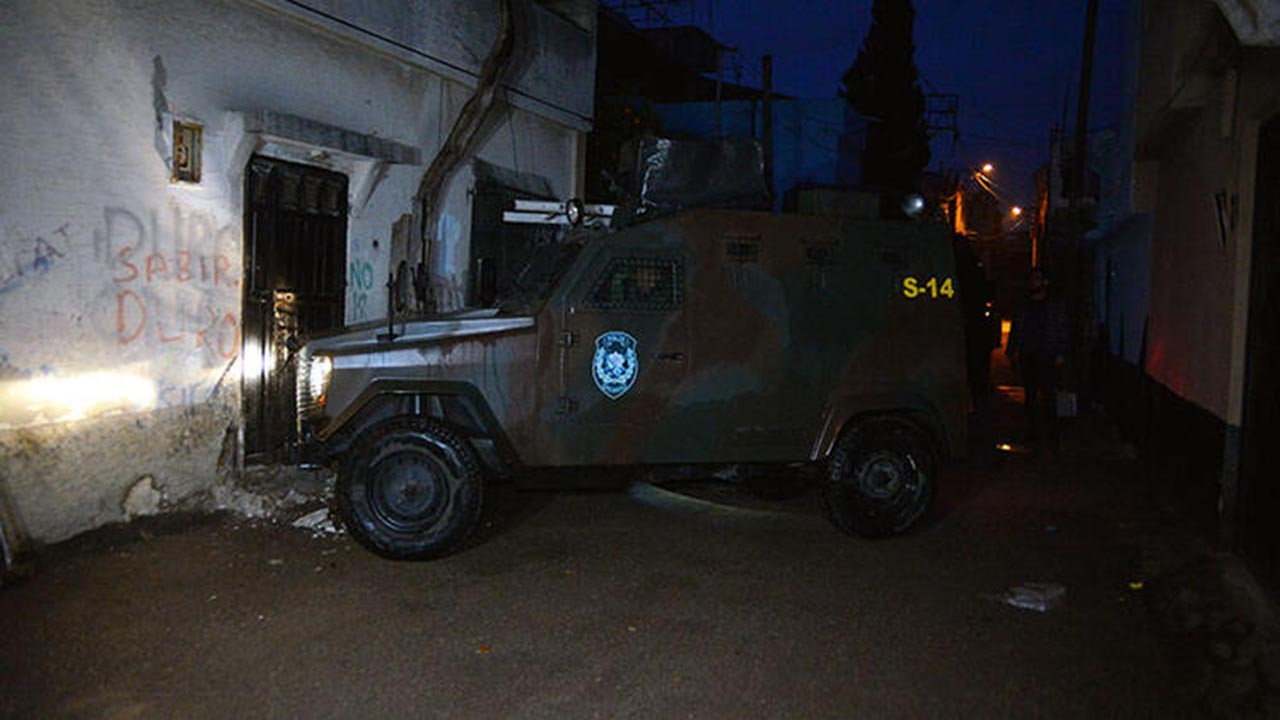 DEAŞ baskınında Özel Harekat açılmayan kapıyı zırhlı araçla yıktı