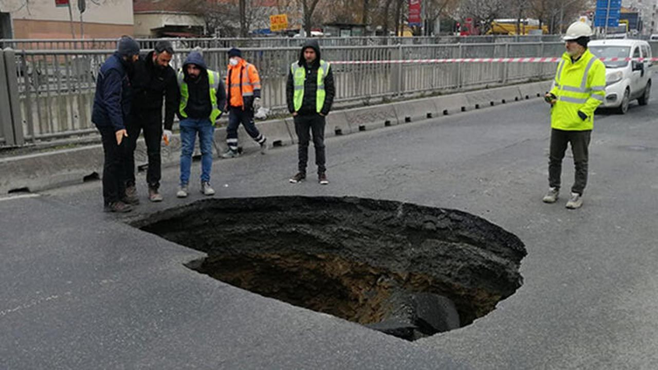 İstanbul'da metro inşaatı yanındaki yolda göçük - Resim: 1