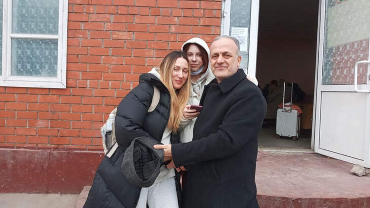 ''Baba'' gibi baba! Ukrayna'ya gidip eşi ve kızını kurtardı
