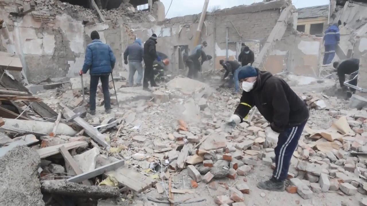 Suriye değil burası Ukrayna! Rus güçleri bir kasabayı yerle bir etti - Resim: 3