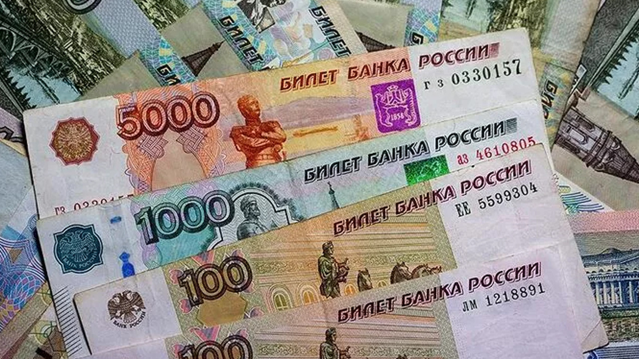 Rus rublesi erimeye devam ediyor