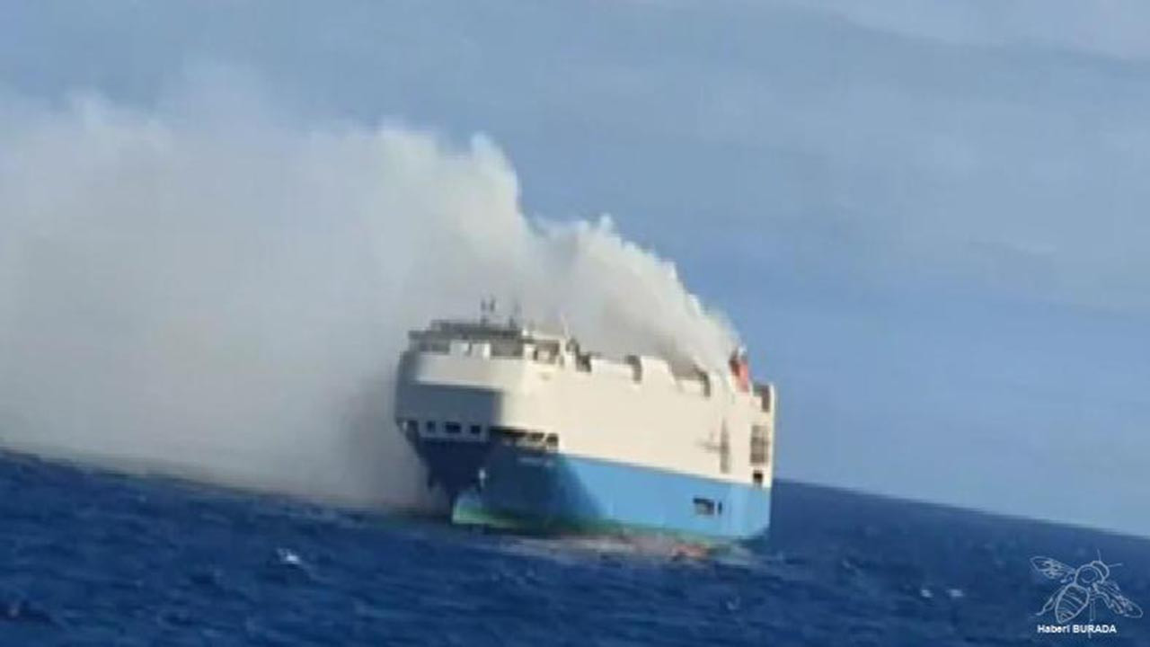Milyonlarca dolarlık lüks otomobil taşıyan gemi okyanusun dibini boyladı