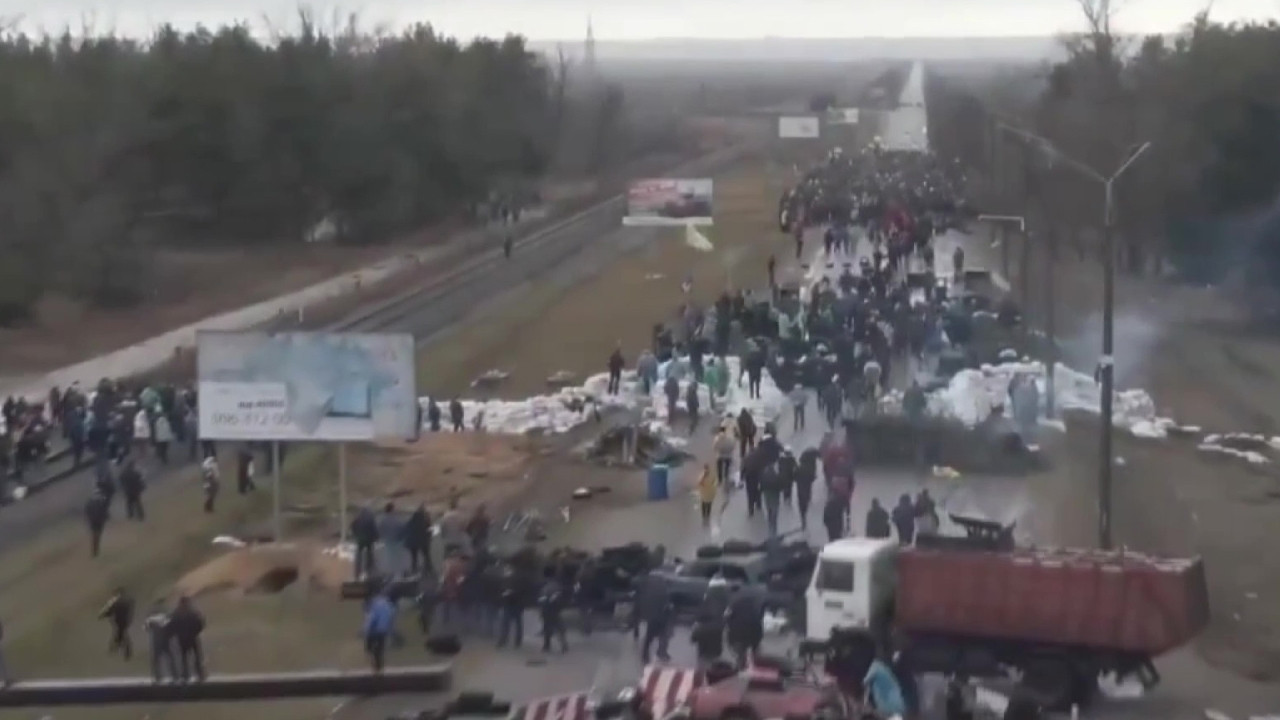 Ukrayna halkı işgalci Rus ordusunun yolunu kesti!