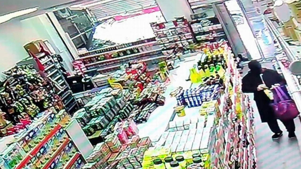 Marketteki yalı hırsız güvenlik kamerasında