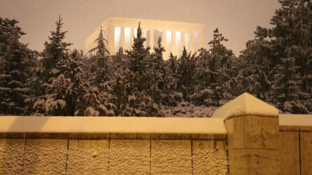 Ankara’da yoğun kar yağışı! Başkent yeni güne bembeyaz başladı