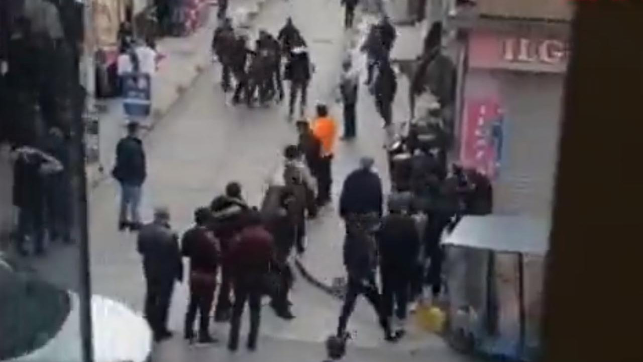 İstanbul'da ortalık bir anda savaş alanına döndü! Sopalı kavga kamerada