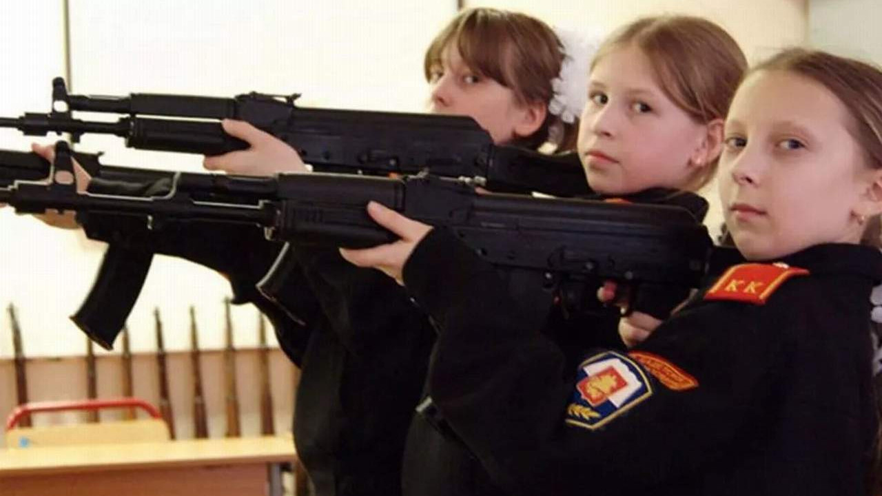 Putin'in ''çocuk'' ordusu! 8 yaşındaki kız çocuklarından ordu kurdu
