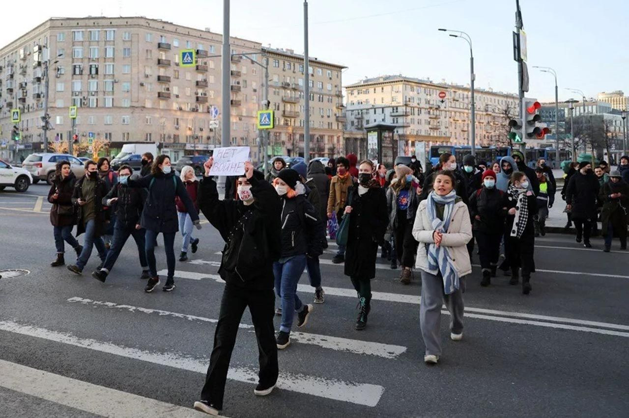 Rusya'da savaş karşıtı gösterilerde binlerce gözaltı - Resim: 4