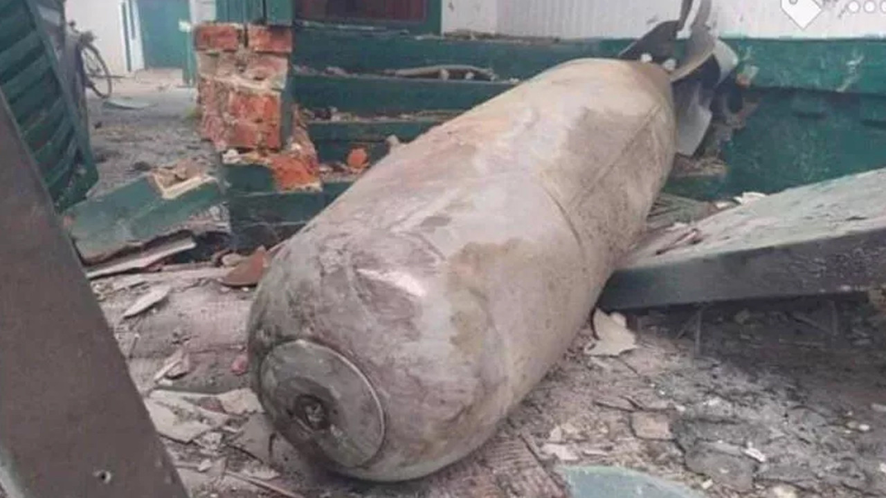 Ukraynalı bakan 500 kiloluk bombayı paylaşıp isyan etti