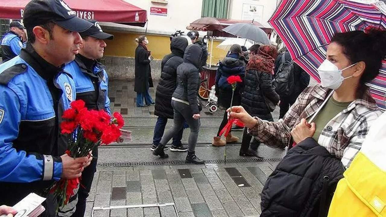 Polis Taksim'de kadınlara çiçek dağıttı