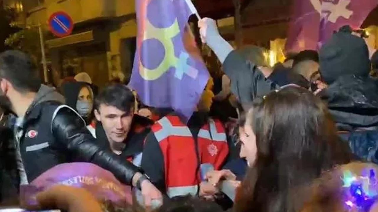 Taksim meydanında gergin anlar: Yürümek isteyen kadınlara polis müdahalesi
