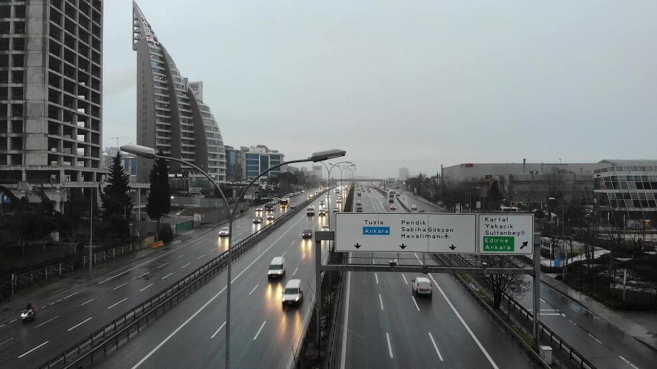 İstanbul’da ''kar'' önlemleri sonrası yollar boş kaldı - Resim: 1