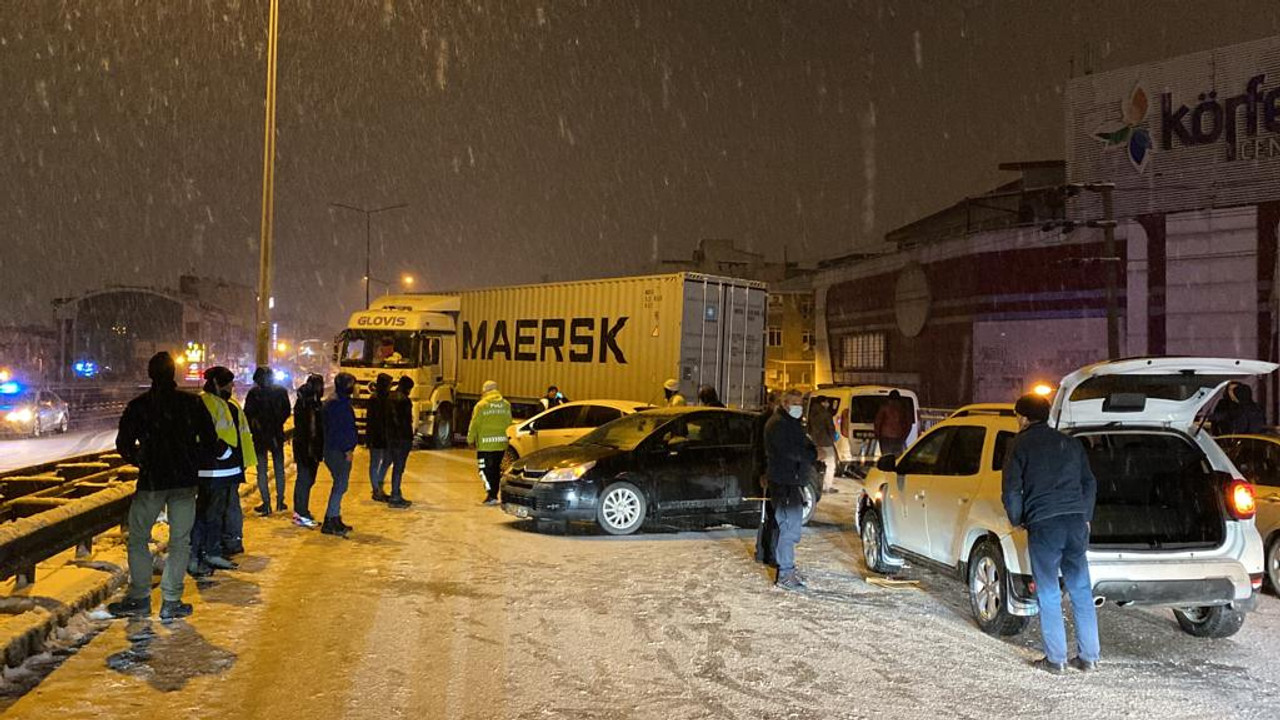 Buz tutan yolda zincirleme kaza: 13 araç birbirine girdi