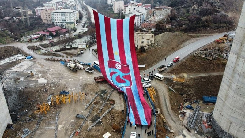 Yusufeli'ne dev Trabzonspor bayrağı