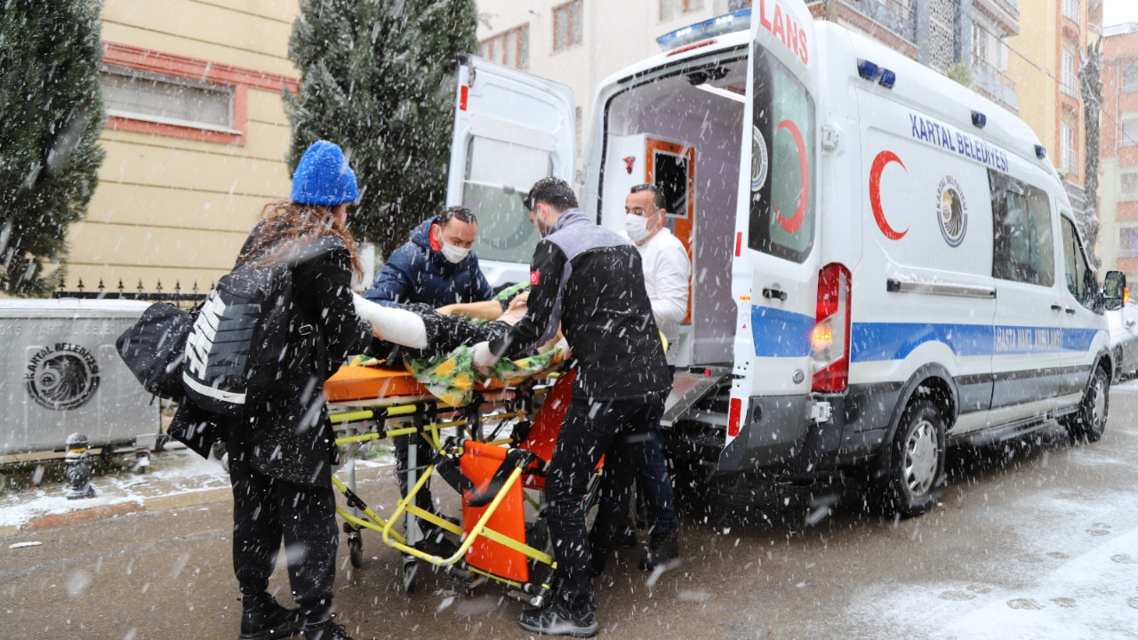 Kartal Belediyesi Hasta Nakil Ambulansı Yoğun Kar Yağışında da Görevinin Başında