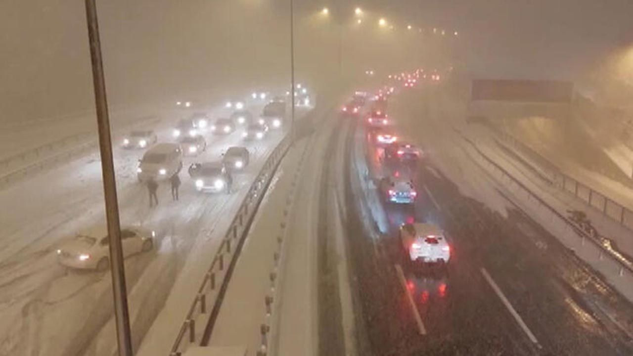 İstanbul'da sürücülerden tünelde kar topu savaşı - Resim: 2