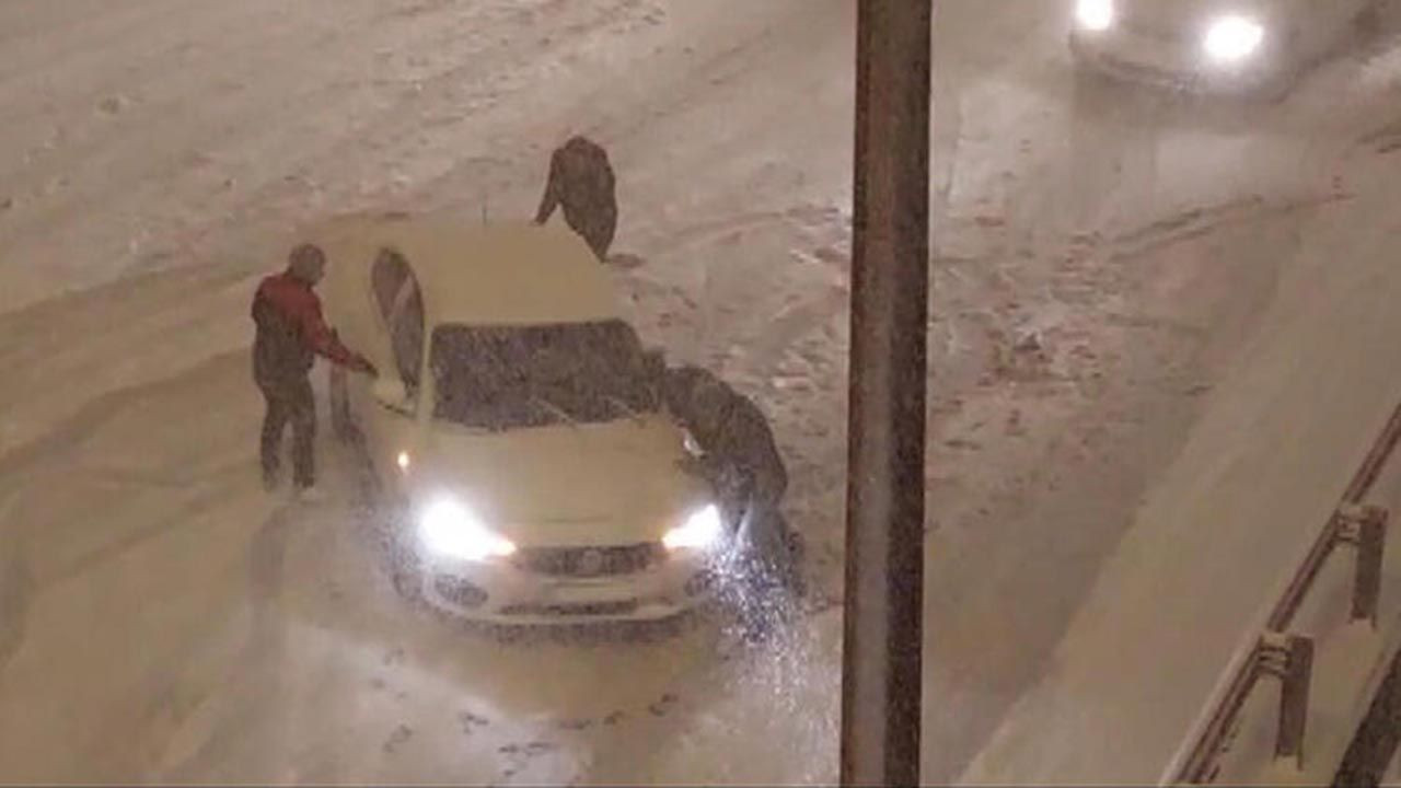 İstanbul'da sürücülerden tünelde kar topu savaşı - Resim: 1
