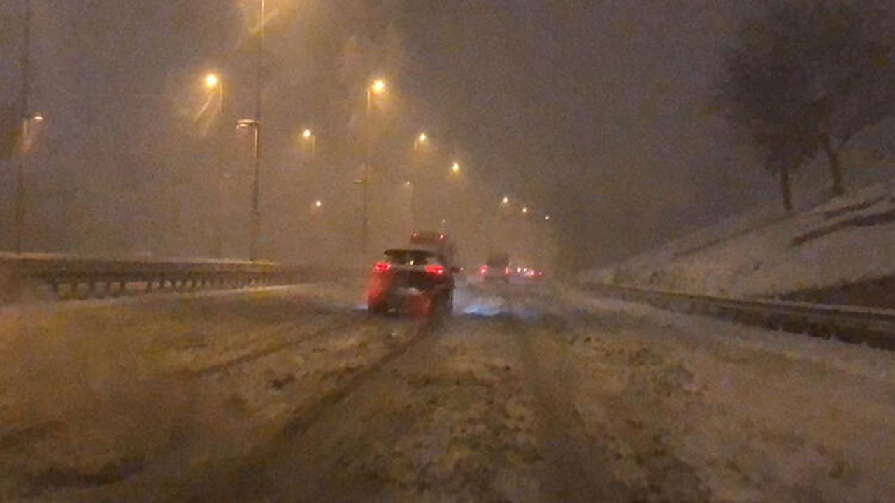 İstanbul'da sürücülerden tünelde kar topu savaşı - Resim: 3